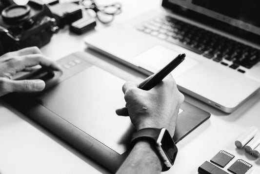 Farbige Naht & B2B-Logo-Veredelung: So individualisieren Unternehmen ihre Auto-Fußmatten